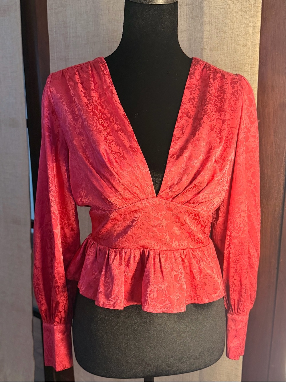 Adelyn Rae Pink V-Neck Cropped Jacquard Peplum Blouse